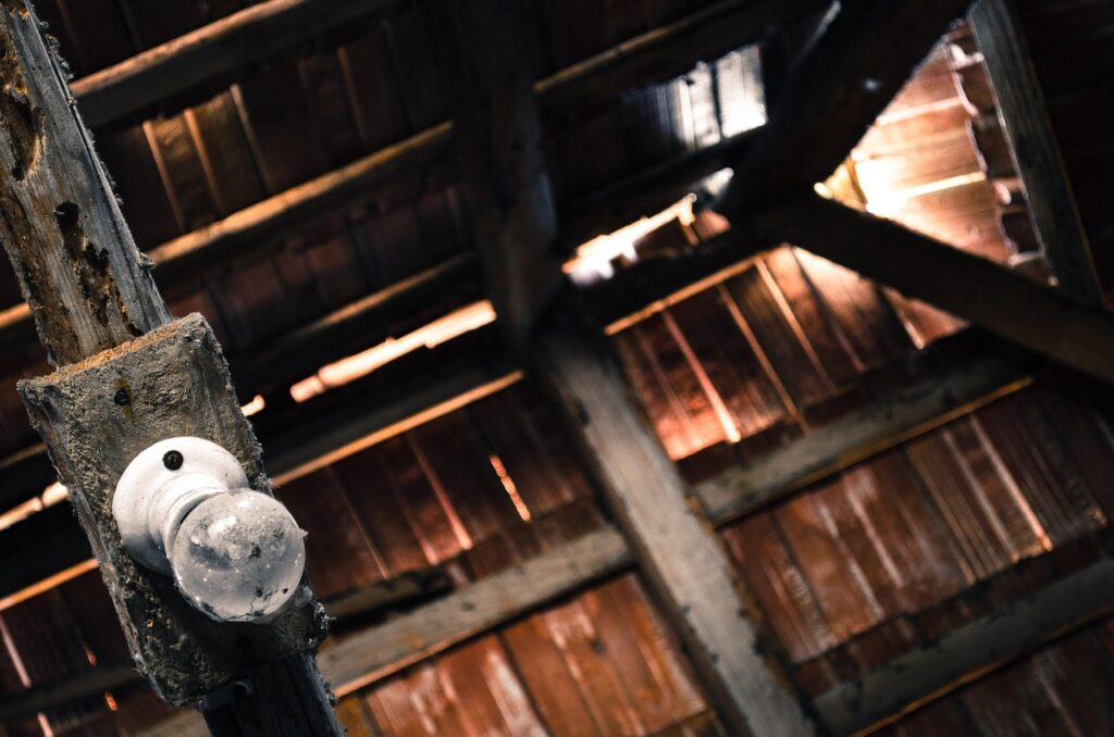 Ile trwa ocieplenie poddasza pianą PUR? Przebieg prac krok po kroku